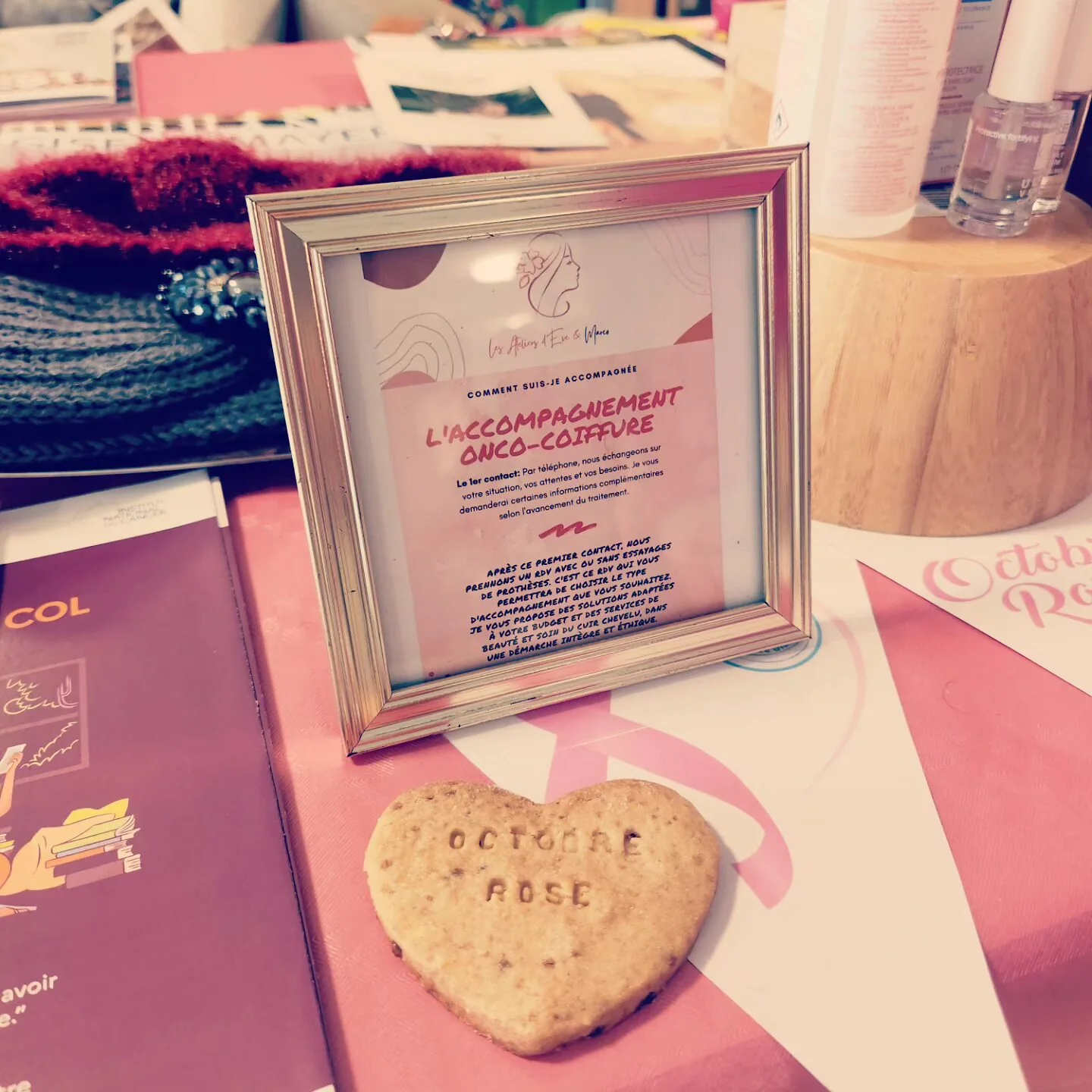 Présentation encadrée de l’accompagnement en onco-coiffure et biscuit en forme de cœur pour Octobre rose.