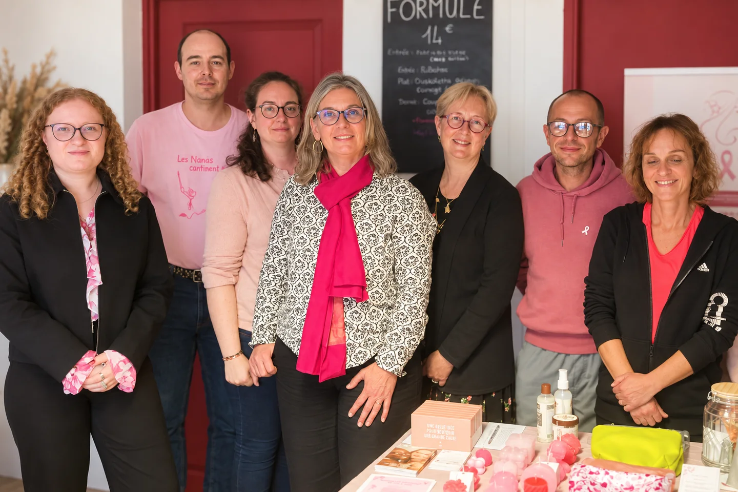 Groupe réuni devant une bannière à l’occasion d’Octobre rose.