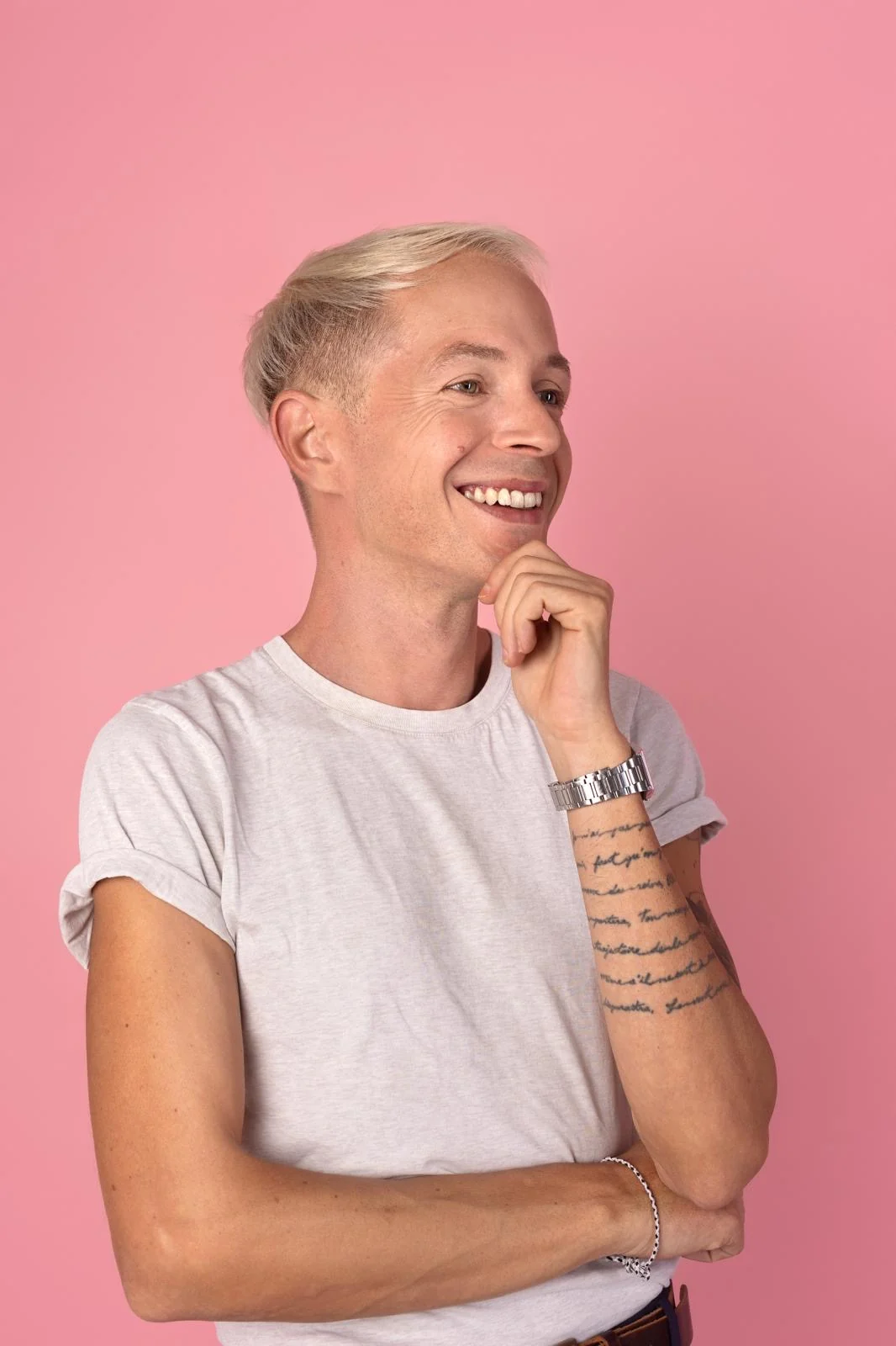 Benjamin Froidure, fondateur des Ateliers d’Eve&Marco, souriant sur fond rose.