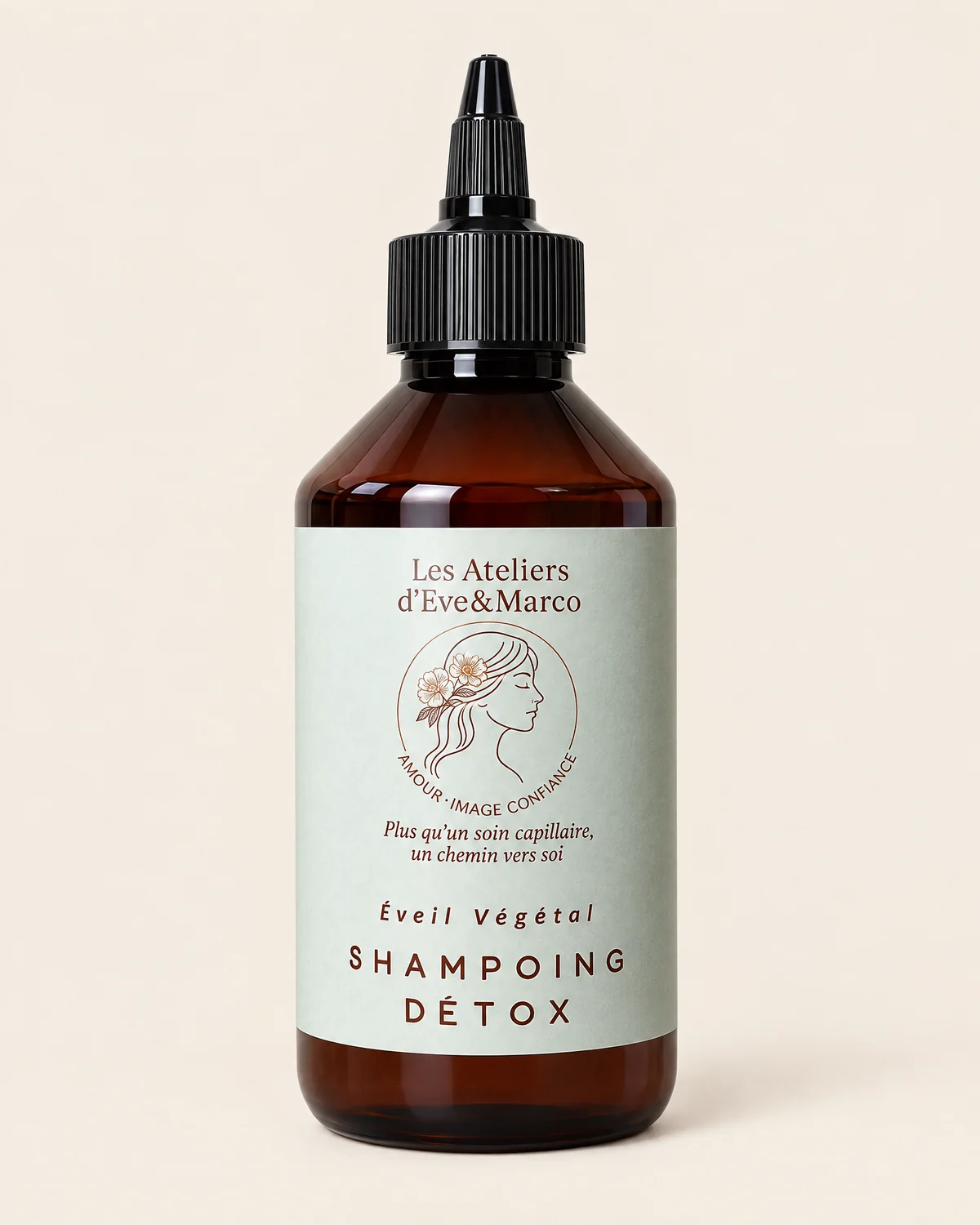 Éveil Végétal, shampoing détox DÉTOX Les Essences Yiel, en flacon avec embout applicateur.